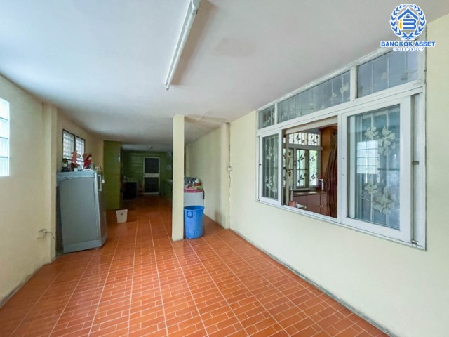 *****บ้านเดี่ยวมือสอง ทำเลใกล้สนามบินดอนเมือง ม.กฤษณา แจ้งวัฒนะ-ดอนเมือง หลังใหญ่พื้นที่ใช้สอย 180 ตร.ม. ฟังก์ชัน 3 ห้องนอน 3 ห้องน้ำ 2 ที่จอดรถ แถมฟรี !! เครื่องปรับอากาศ 2 เครื่อง และเครื่องทำน้ำอุ่น 2 เครื่อง ทำเลดี เชื่อมสู่ใจกลางเมืองได้อย่างสะดวกสบาย ใกล้ทางด่วนศรีสมาน